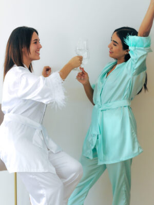 Set Sposata bata + pantalón con plumas Bride to be  blanco ( bajo pedido)