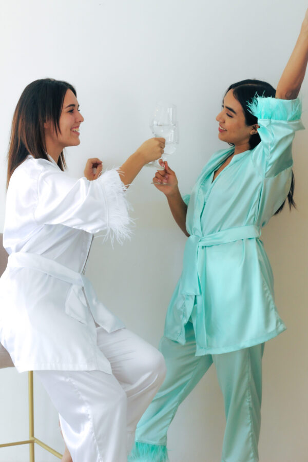 Set Sposata bata + pantalón con plumas Bride to be  blanco ( bajo pedido)