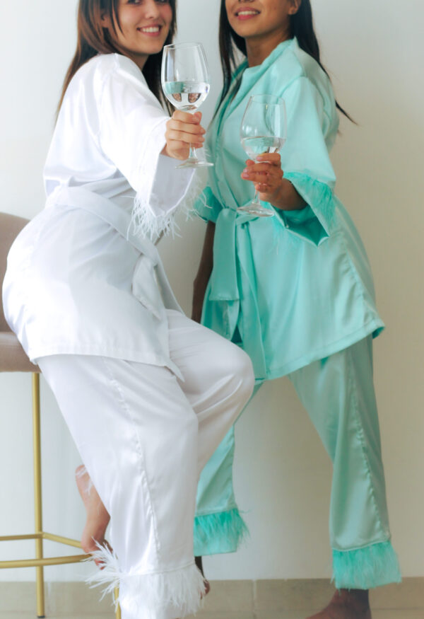 Set Sposata bata + pantalón con plumas Bride to be  blanco ( bajo pedido)